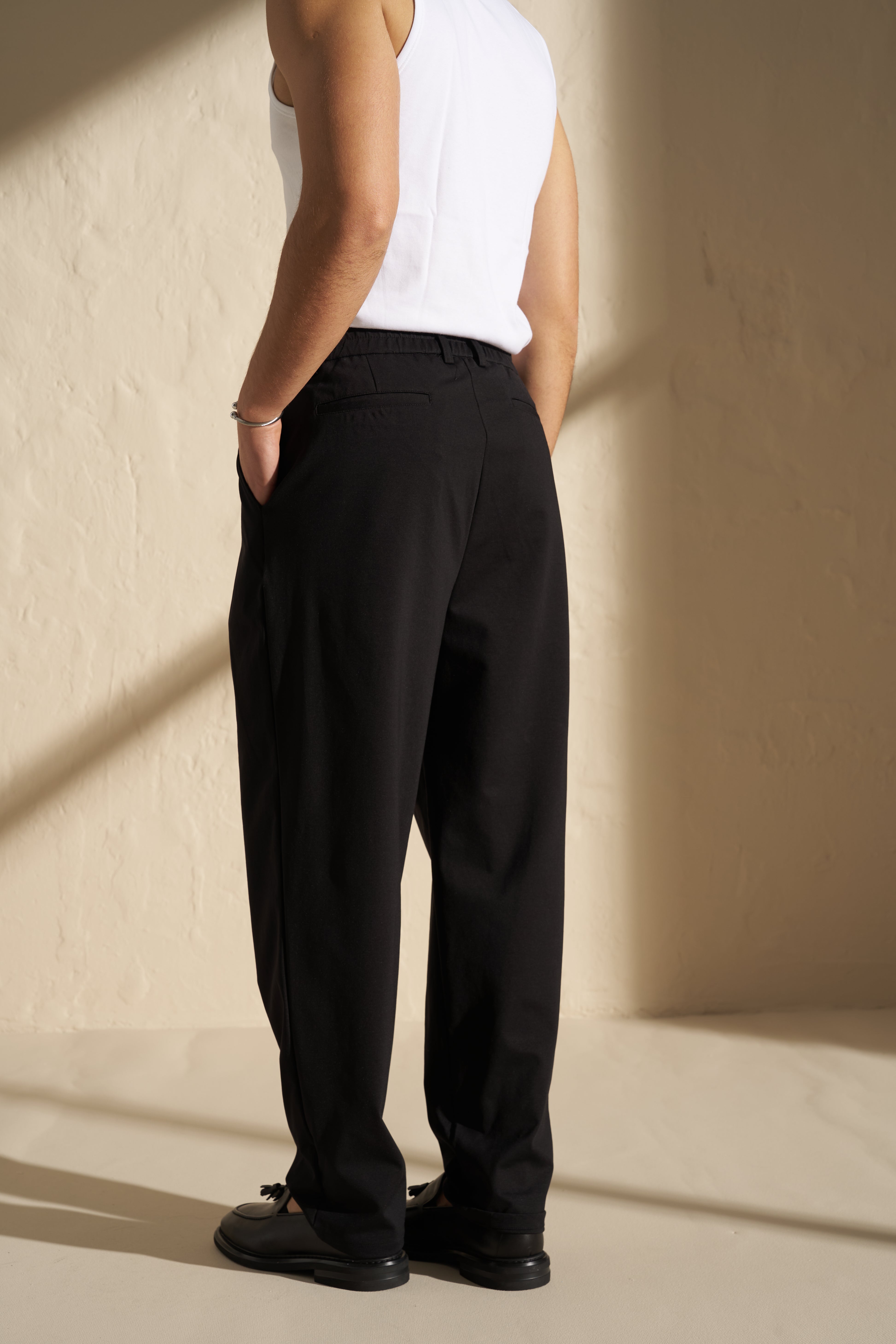 Tailored Pleated Trousers – Black